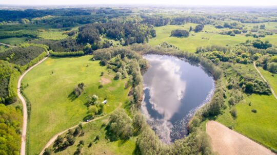 Sklypas ant ežero kranto su statybos galimybėmis