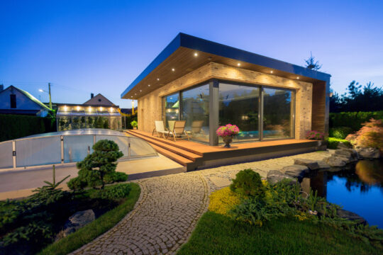 Išskirtinis, šiuolaikiškas namas su „japoniškais sodais“, baseinais….