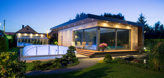 Išskirtinis, šiuolaikiškas namas su „japoniškais sodais“, baseinais….